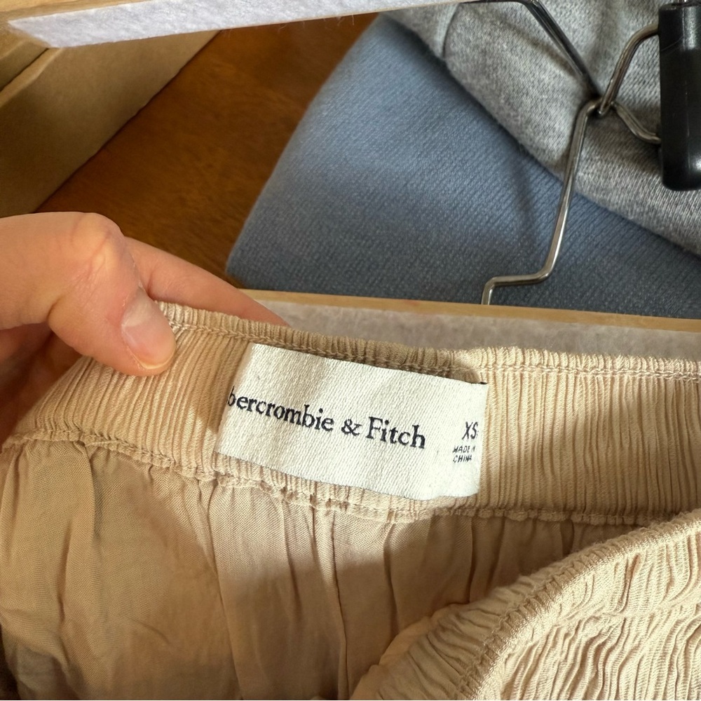 Abercrombie & Fitch Beige Crinkle Texture Wide Leg Pants - Picture 4 of 6